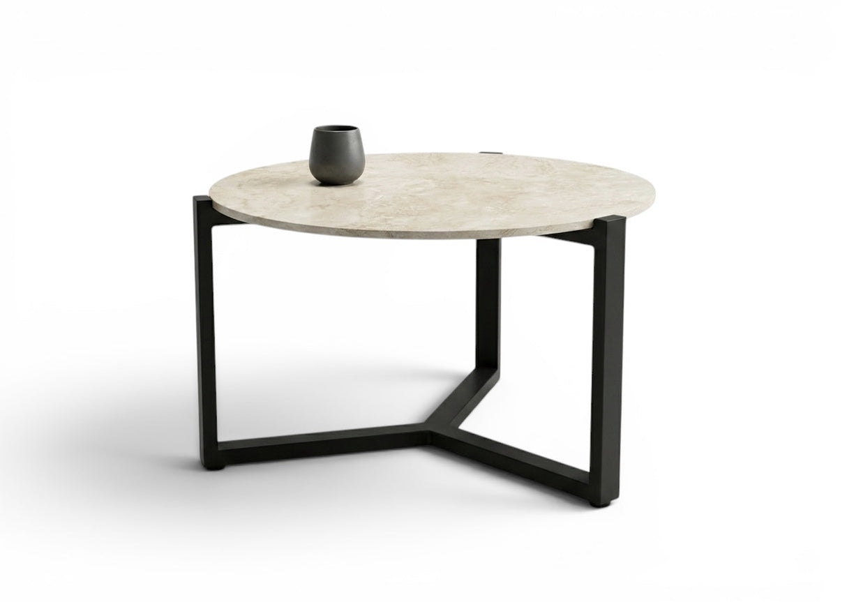 Loungesetland Apple Bee Monaco ronde koffietafel met sintered stone blad en zwart aluminium frame op witte achtergrond