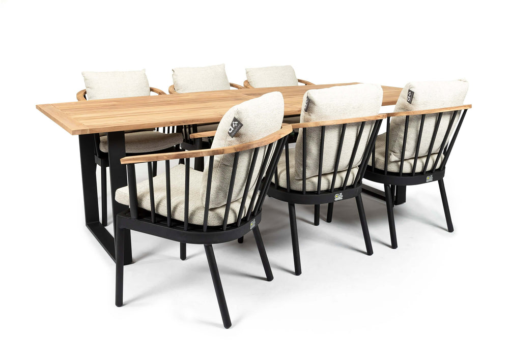 Vooraanzicht van het Apple Bee Condor tuinset, met een stoel gedraaid om het ontwerp te laten zien, tegen een witte achtergrond.